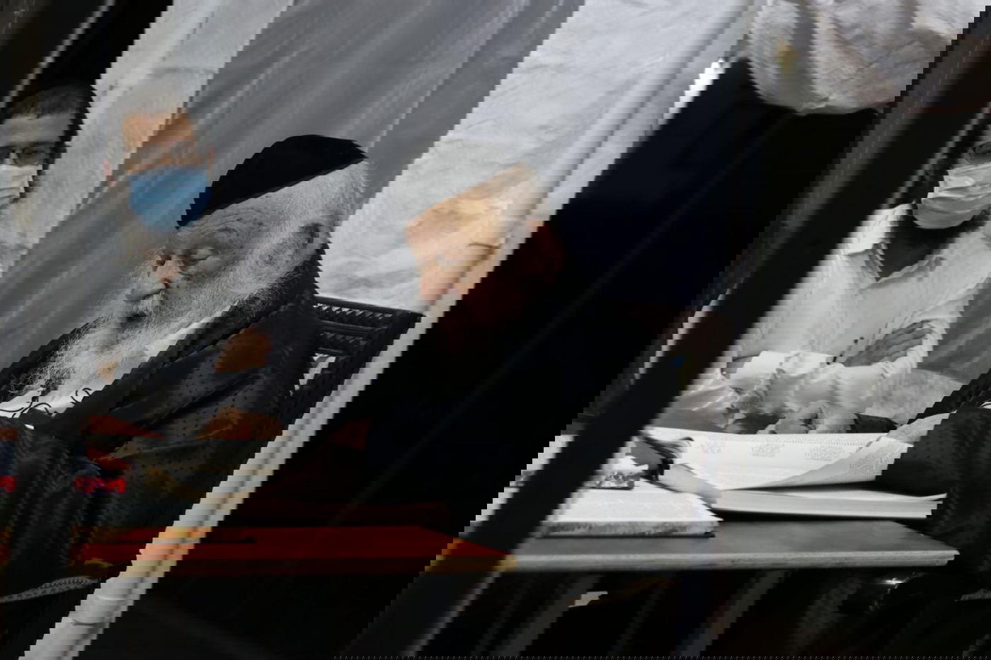 ראש הישיבה מסר שיעור כללי - בחצר ביתו