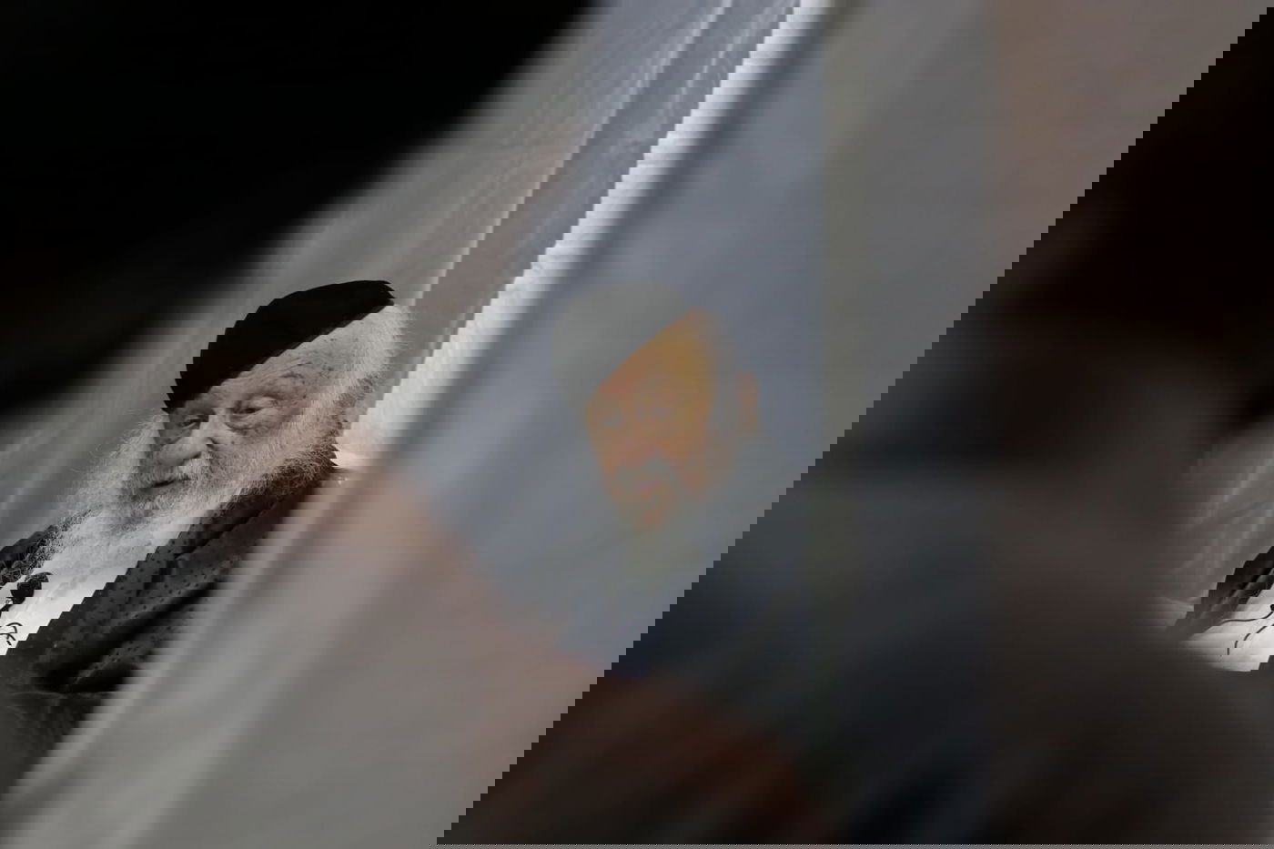 ראש הישיבה מסר שיעור כללי - בחצר ביתו