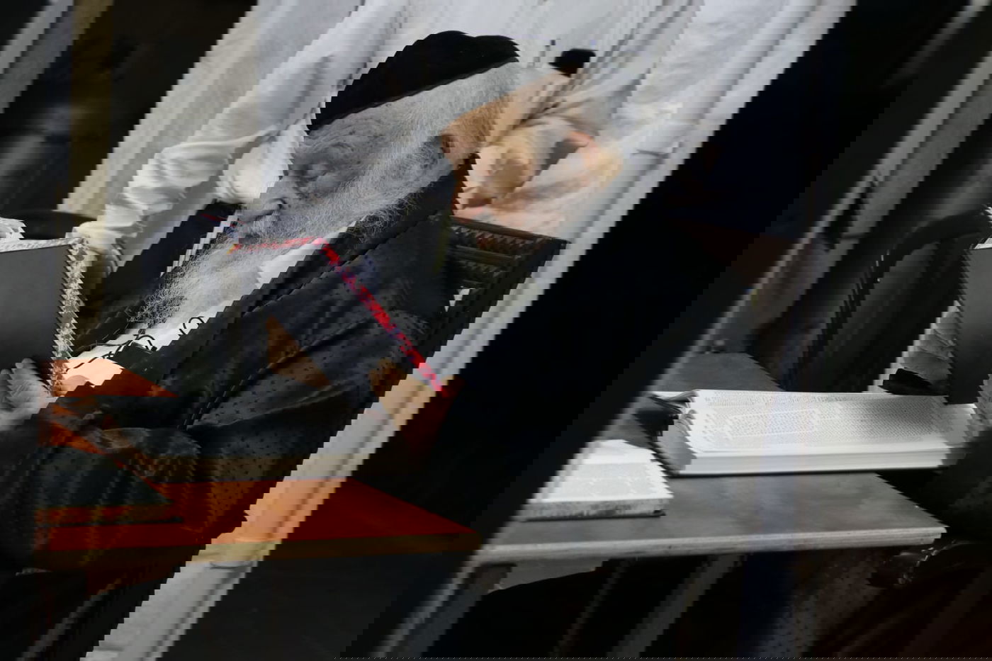 ראש הישיבה מסר שיעור כללי - בחצר ביתו