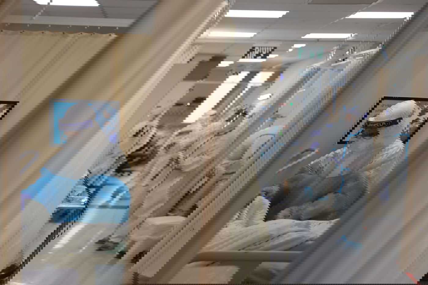 הצצה למחלקת הקורונה העמוסה בחולים