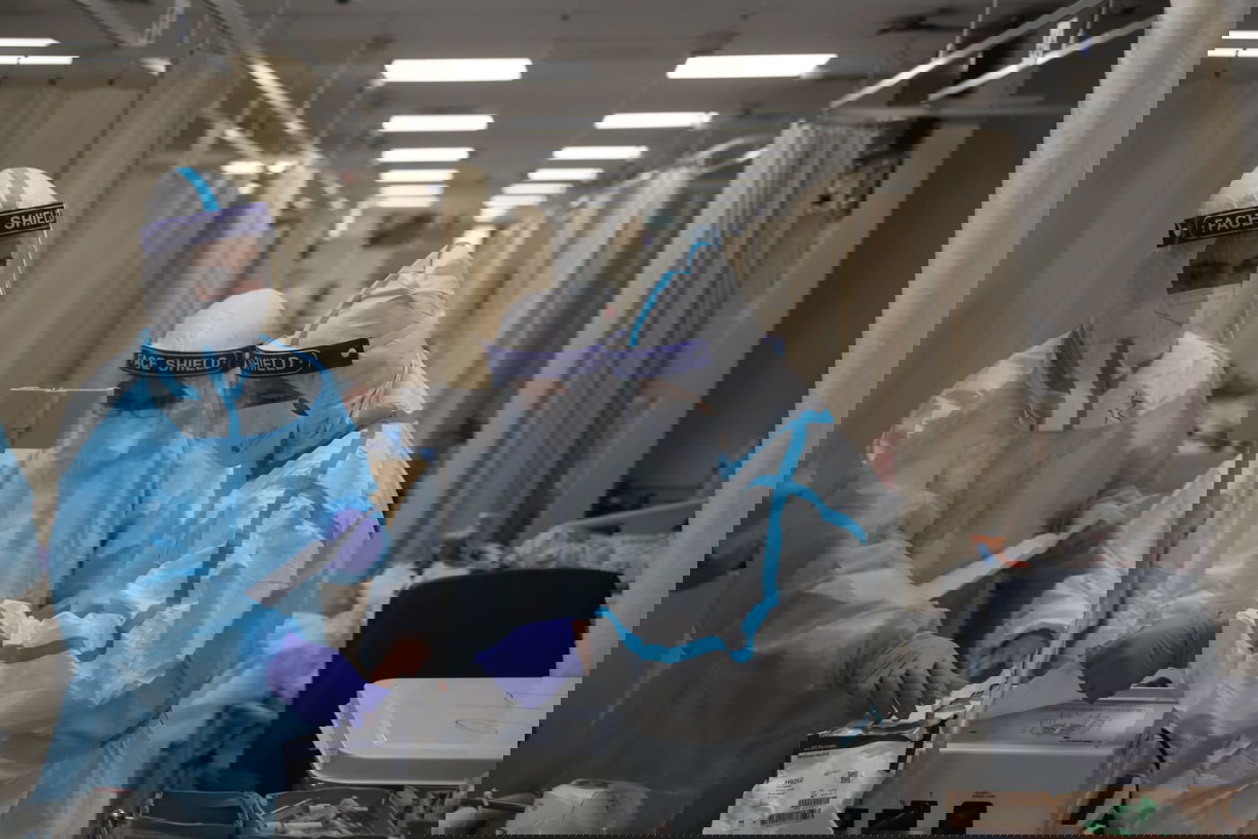 הצצה למחלקת הקורונה העמוסה בחולים