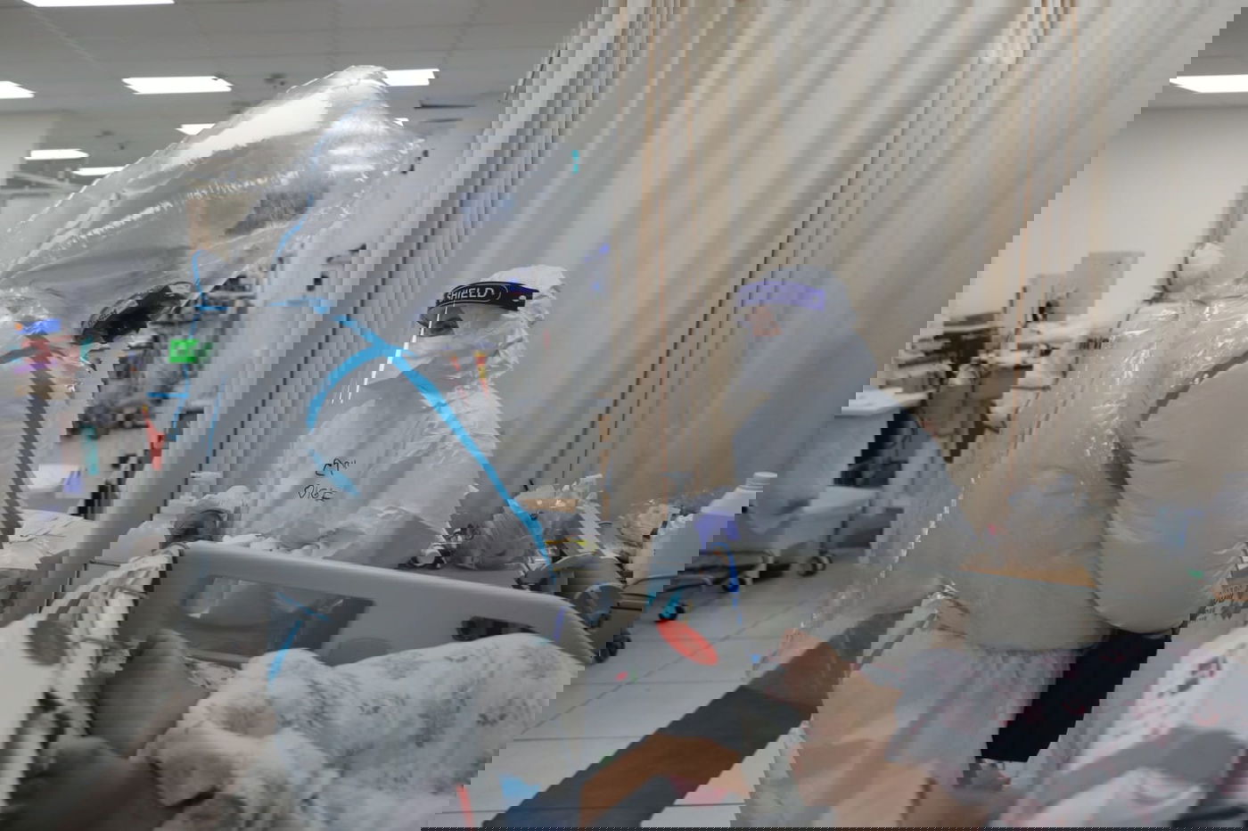 הצצה למחלקת הקורונה העמוסה בחולים