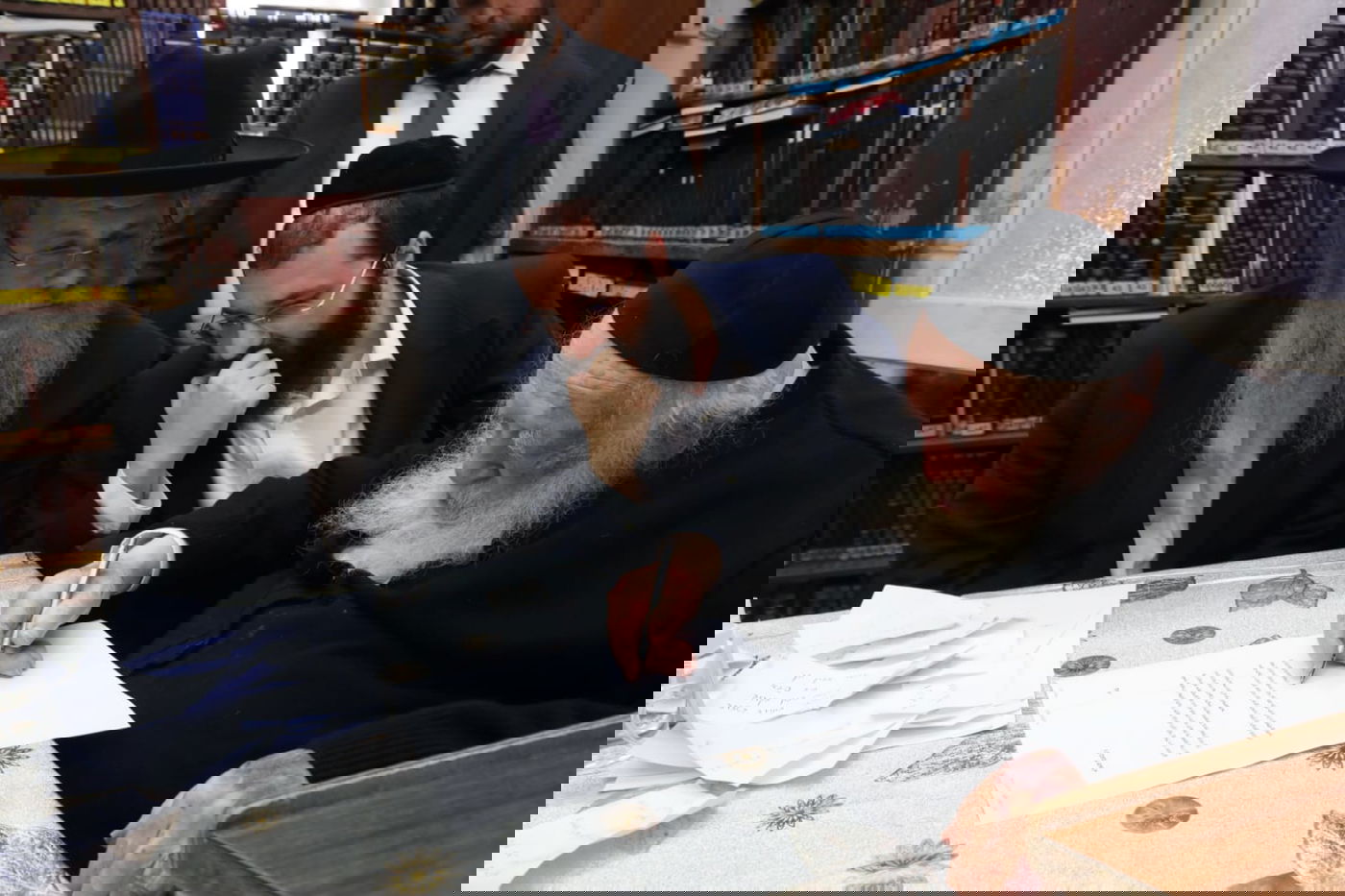 מרן הגר"ח חותם על ההוראה, הבוקר