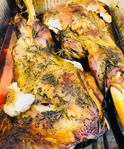 שוקי טלה עסיסיים ופריכים צלויים בתנור