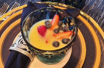 קינוח קרם לימון מקושט בפירות טריים