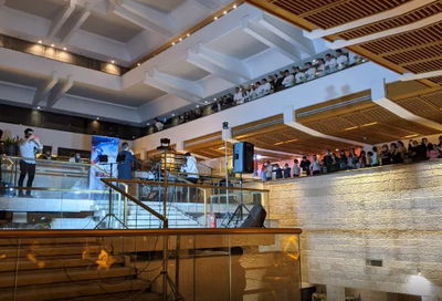 הבחורים במלונית הקורונה