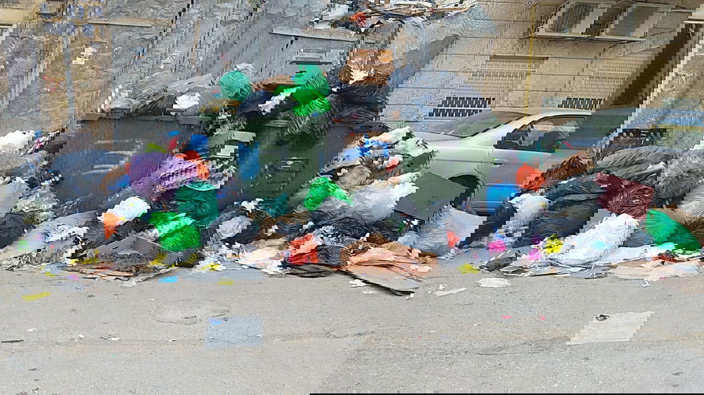 הזבל שנערם בשכונה