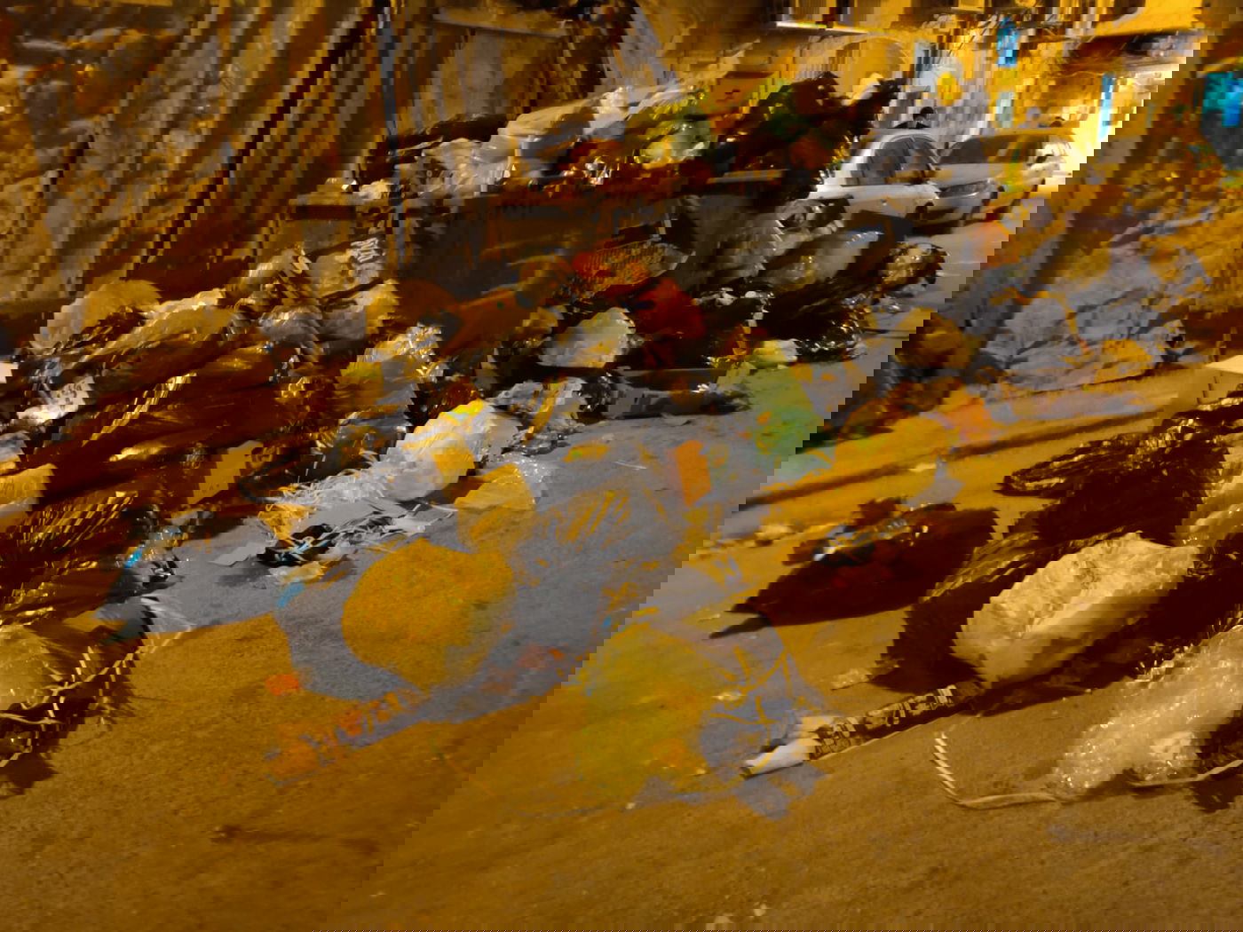 הזבל שנערם בשכונה