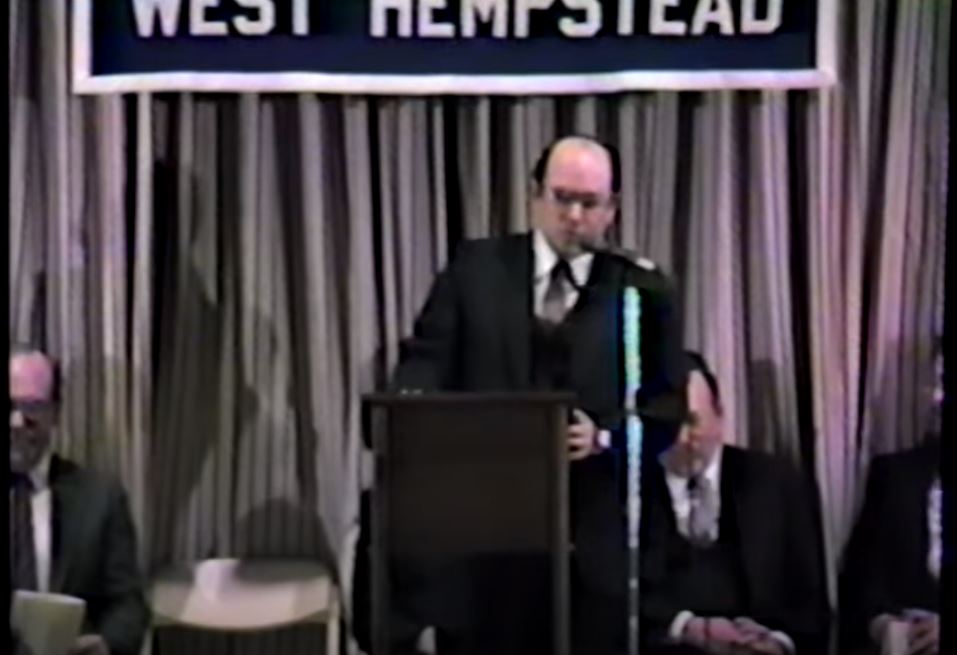 הרב בהכתרתו בשנת 1984 בביהכ"נ במערב המפסטד