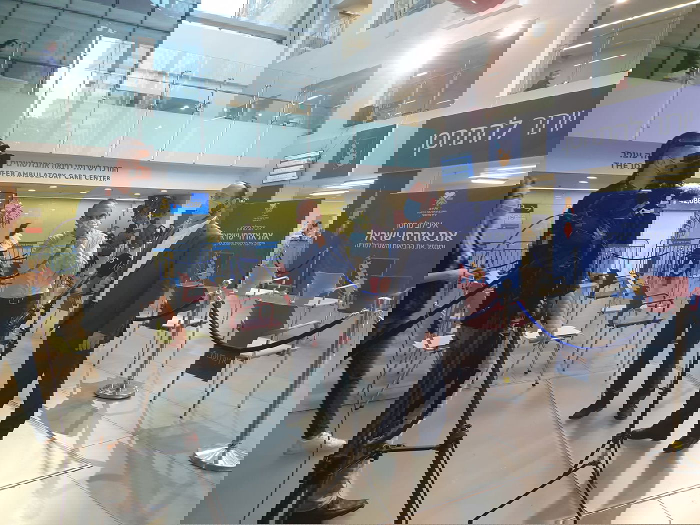 עם רוני גמזו אתמול בחיסון השני באיכילוב