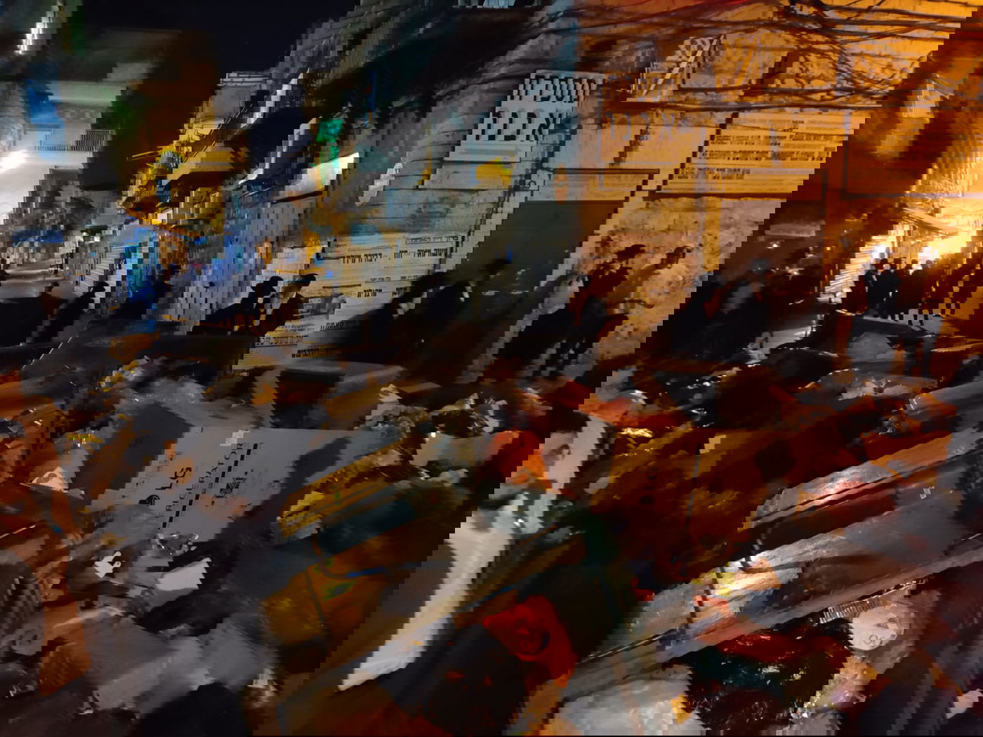 התושבים פינו את האשפה מחוץ לשוק מאה שערים; צפו