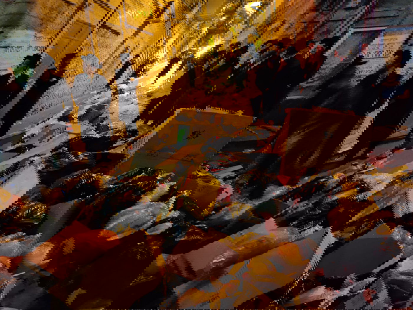 התושבים פינו את האשפה מחוץ לשוק מאה שערים; צפו