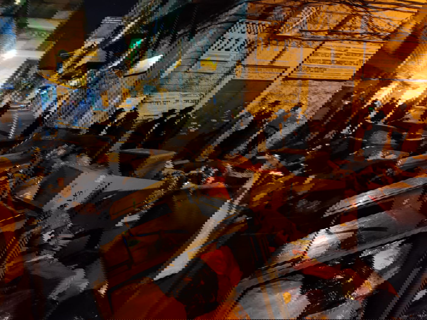 התושבים פינו את האשפה מחוץ לשוק מאה שערים; צפו