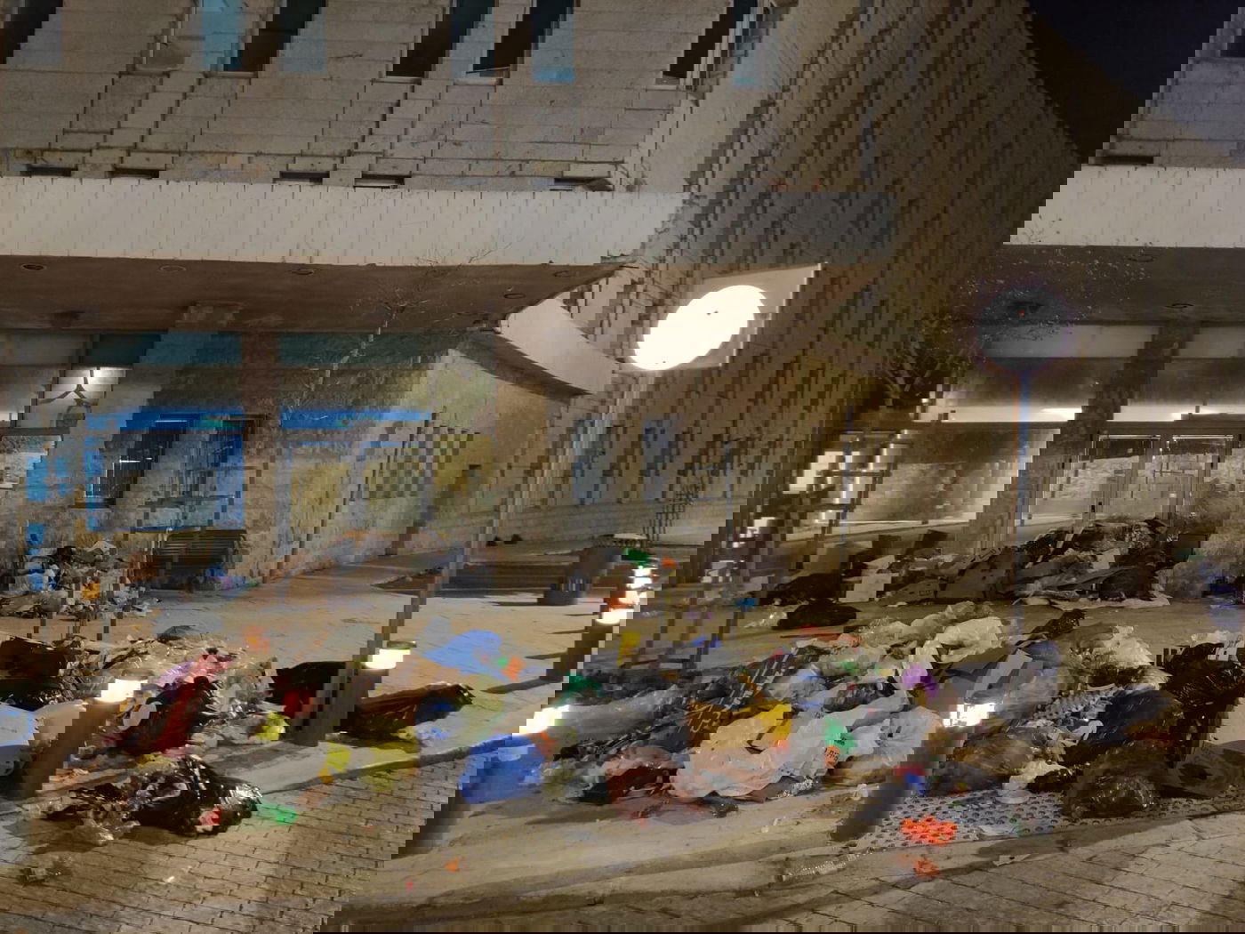 התושבים פינו את האשפה מחוץ לשוק מאה שערים; צפו