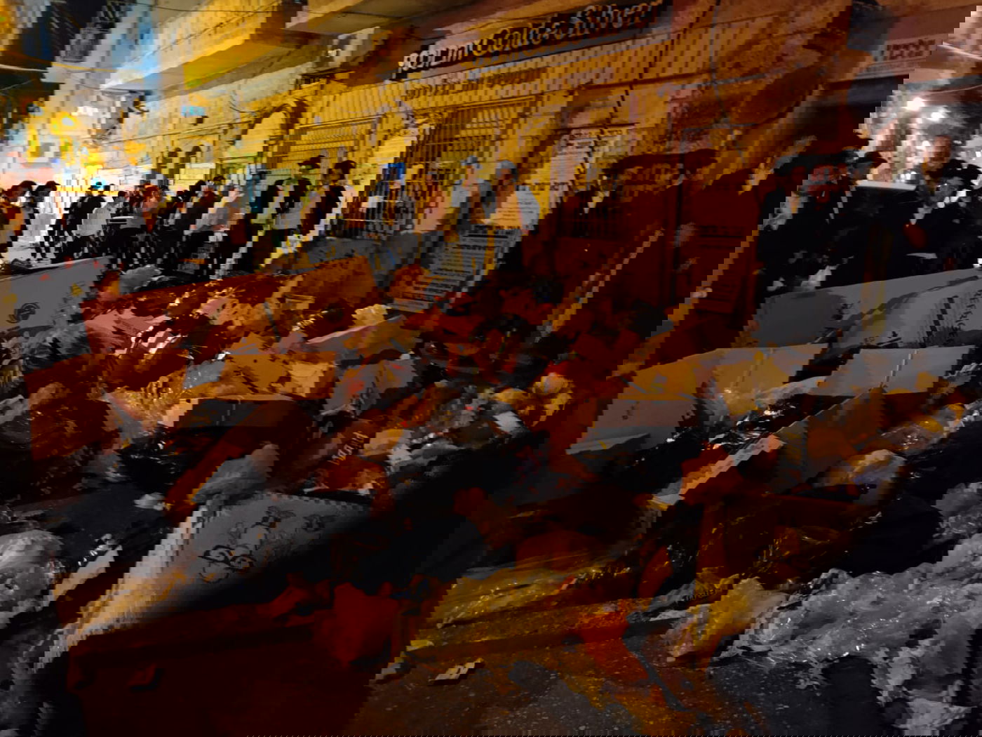 התושבים פינו את האשפה מחוץ לשוק מאה שערים; צפו