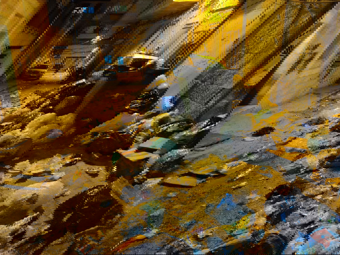 התושבים פינו את האשפה מחוץ לשוק מאה שערים; צפו