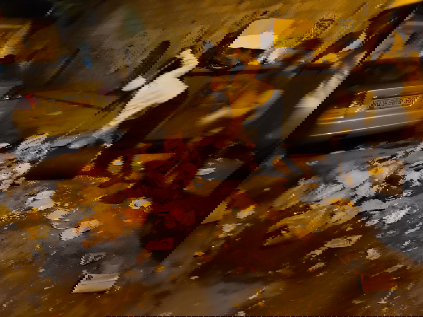 התושבים פינו את האשפה מחוץ לשוק מאה שערים; צפו