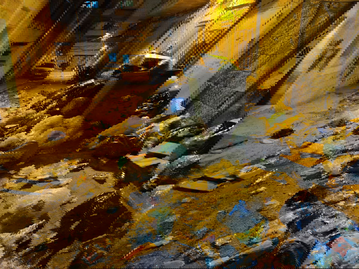 התושבים פינו את האשפה מחוץ לשוק מאה שערים; צפו