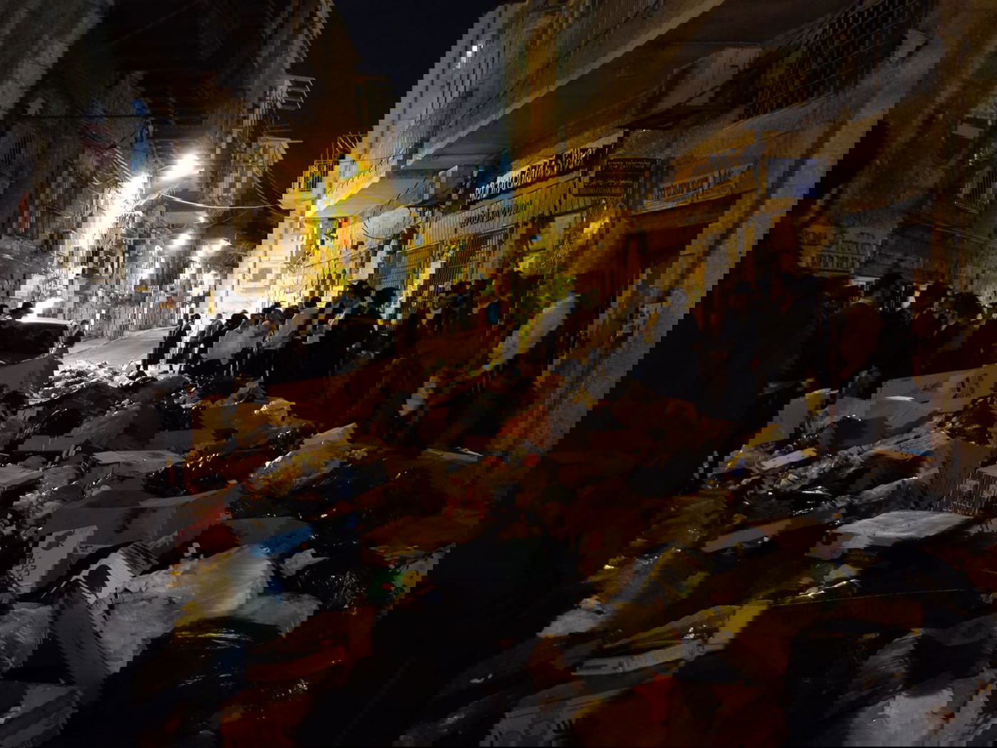 התושבים פינו את האשפה מחוץ לשוק מאה שערים; צפו