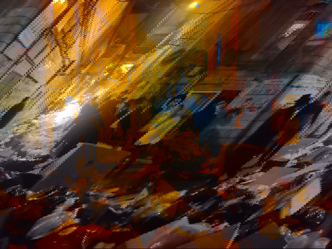 התושבים פינו את האשפה מחוץ לשוק מאה שערים; צפו