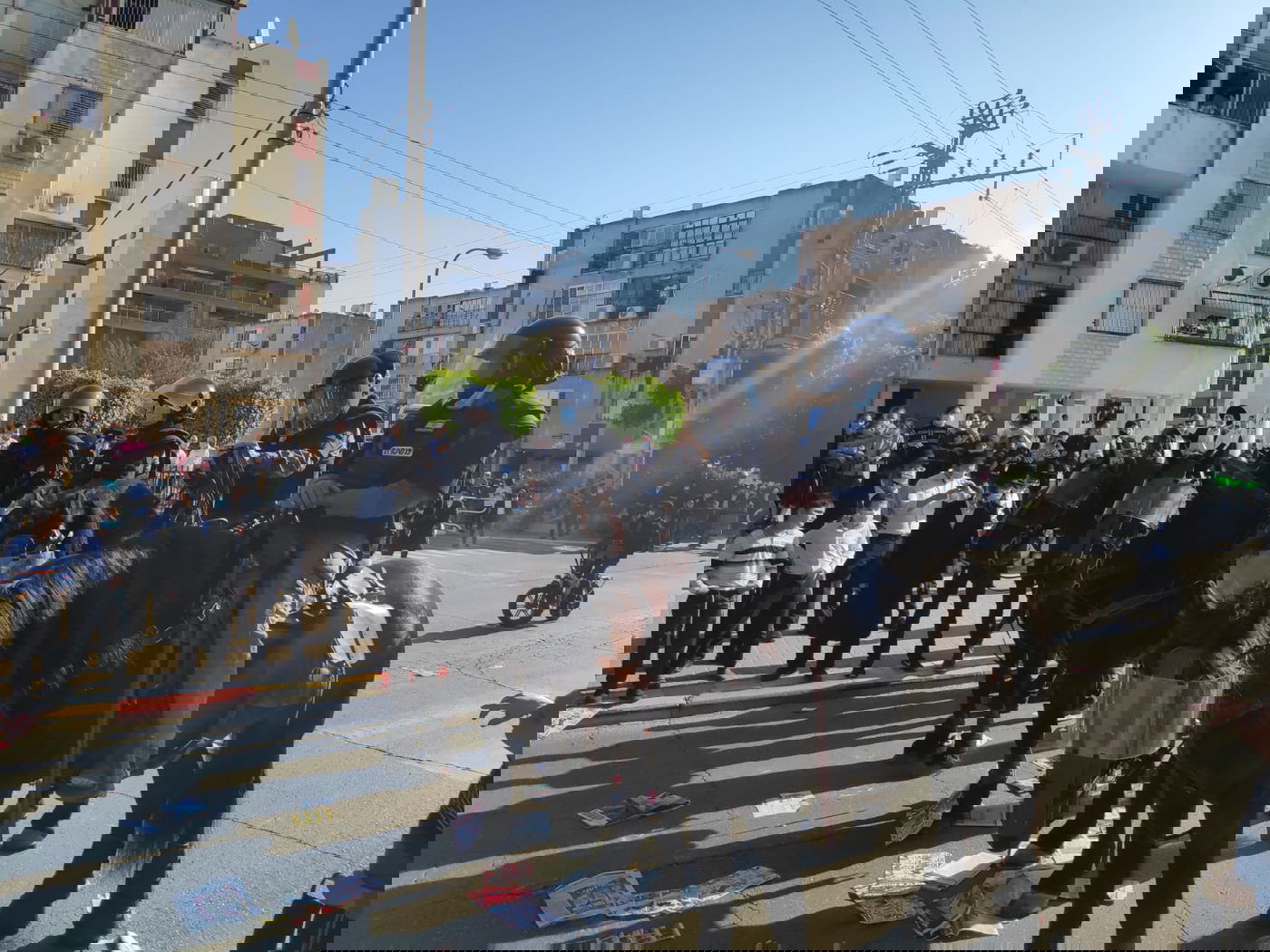 זעם: אנשי הפלג התפרעו; הרב שניסה להרגיע - נעצר בכוח