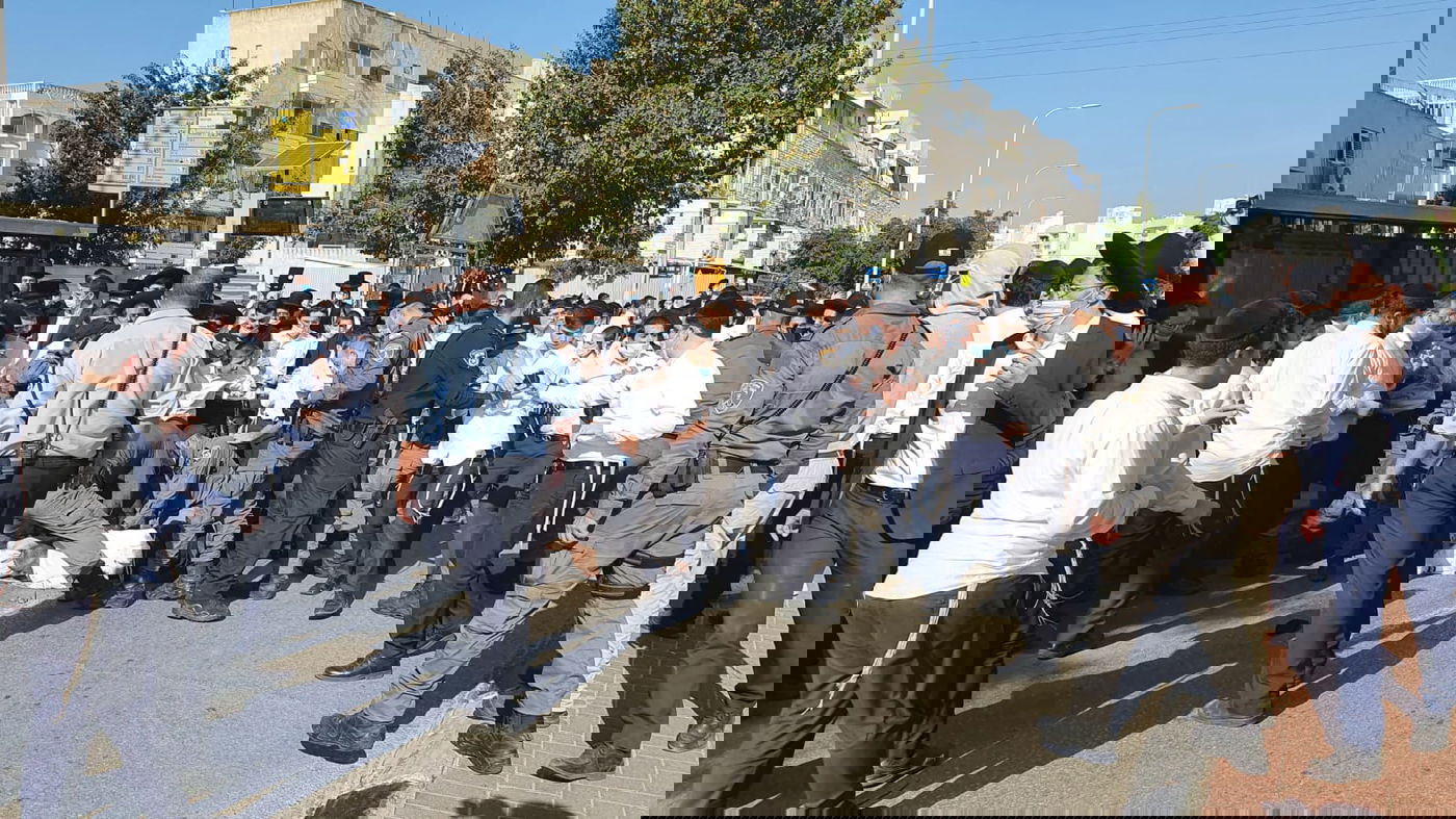 זעם: אנשי הפלג התפרעו; הרב שניסה להרגיע - נעצר בכוח