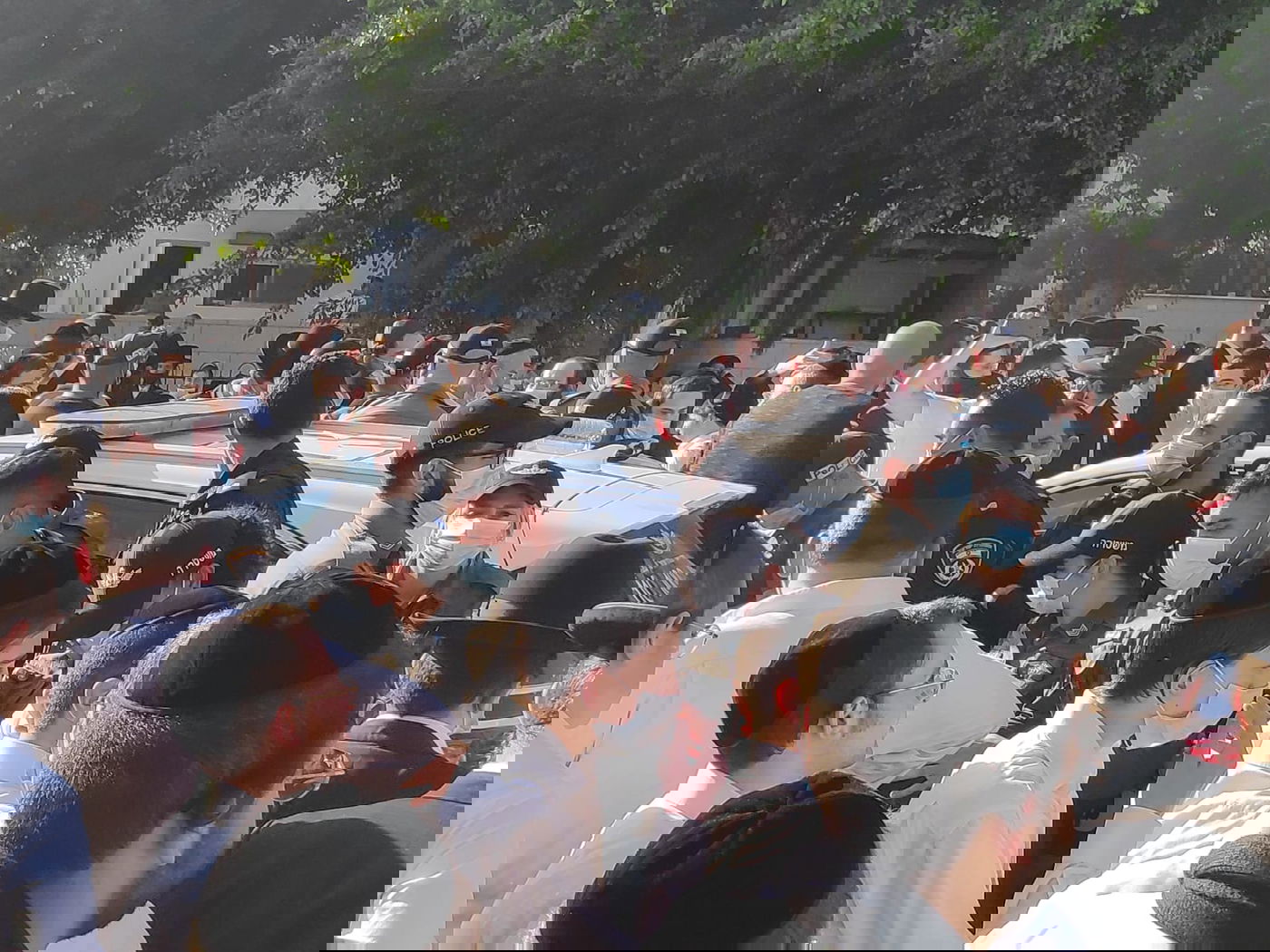 זעם: אנשי הפלג התפרעו; הרב שניסה להרגיע - נעצר בכוח