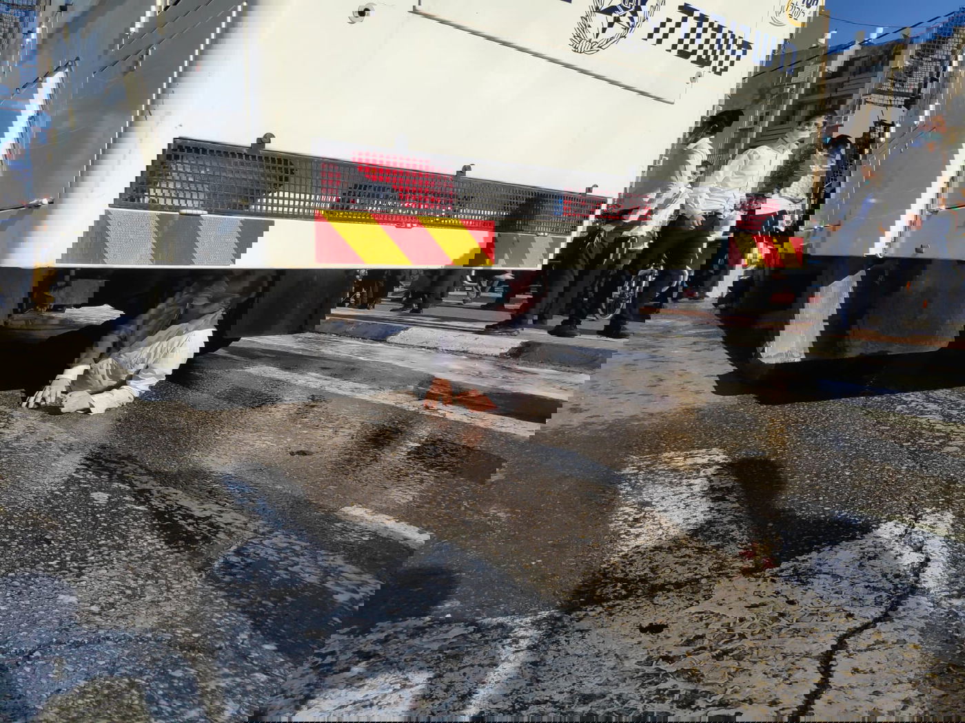 זעם: אנשי הפלג התפרעו; הרב שניסה להרגיע - נעצר בכוח