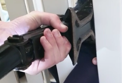 רגל הילדה חולצה מגדר המיטה בעזרת... ג'ק