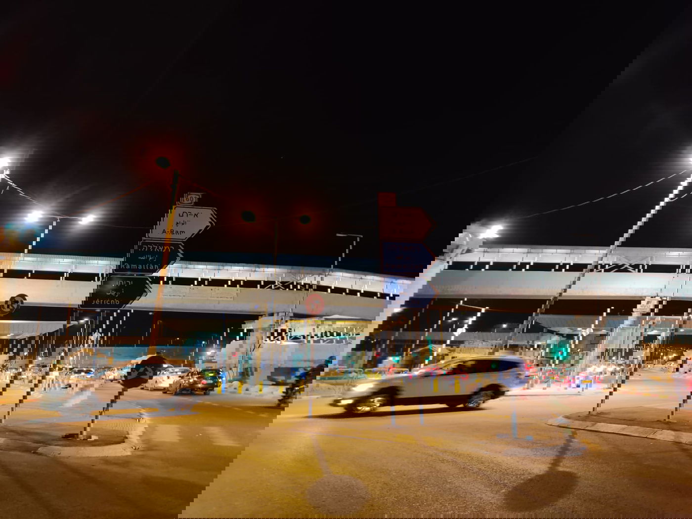 מעבר קלנדיה, הערב