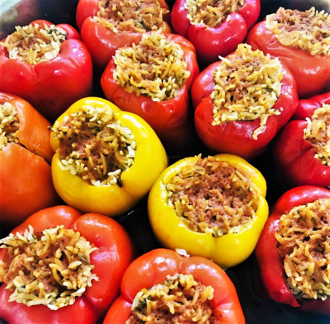 פלפלים ממולאים באורז עם רוטב עגבניות