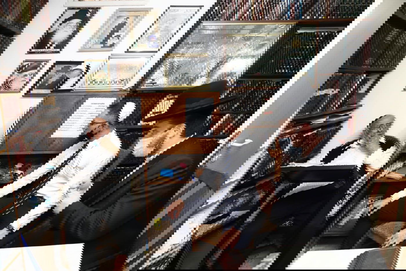 הנהלת מנורה מבטחים בביקור אצל חבר מועצת חכמי התורה הגרש בעדני שליטא