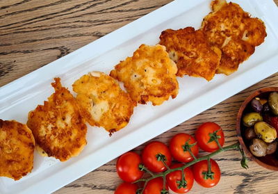 לביבות גבינה מלוחות עם תירס, זיתים או בצל ירוק