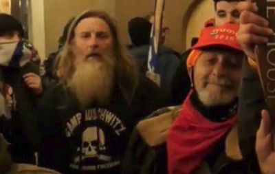 המפגין עם החולצה האנטישמית (משמאל) בקפיטול