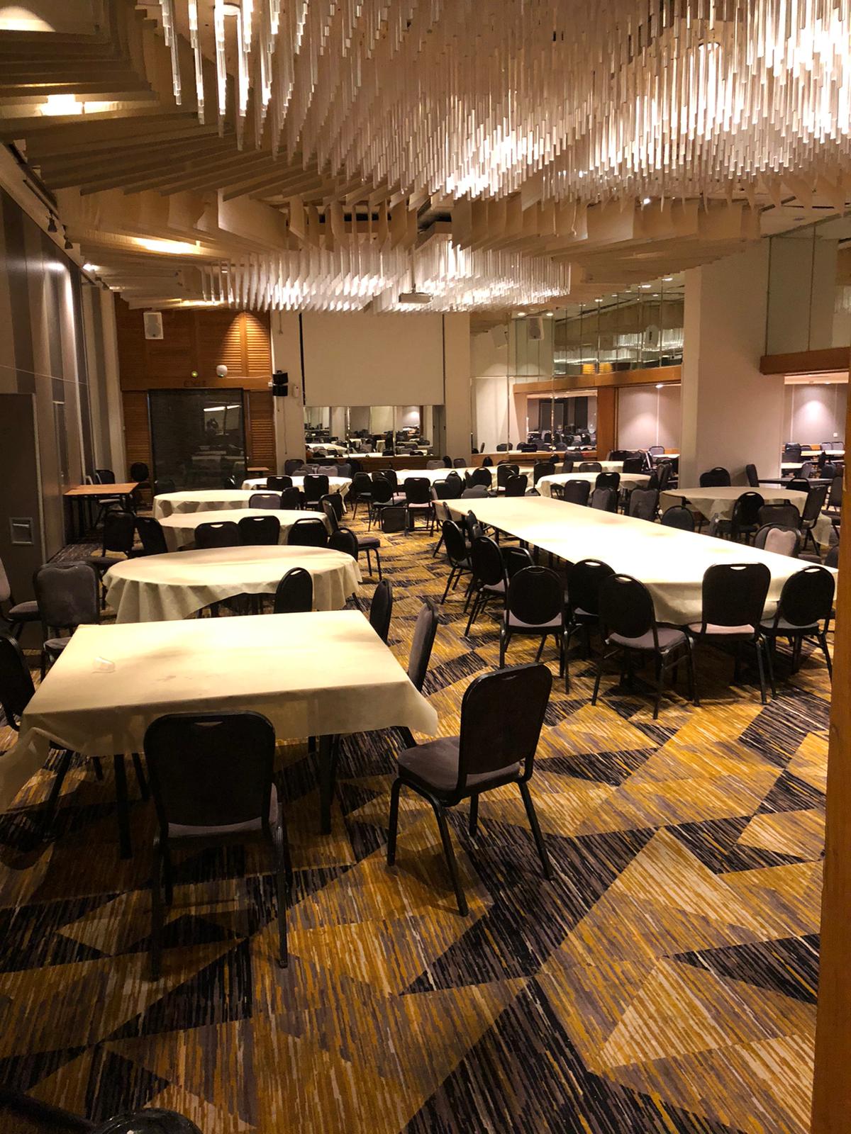 תיעוד מהמלונית: כמה בחורים פרצו למטבח ושתו אלכוהול