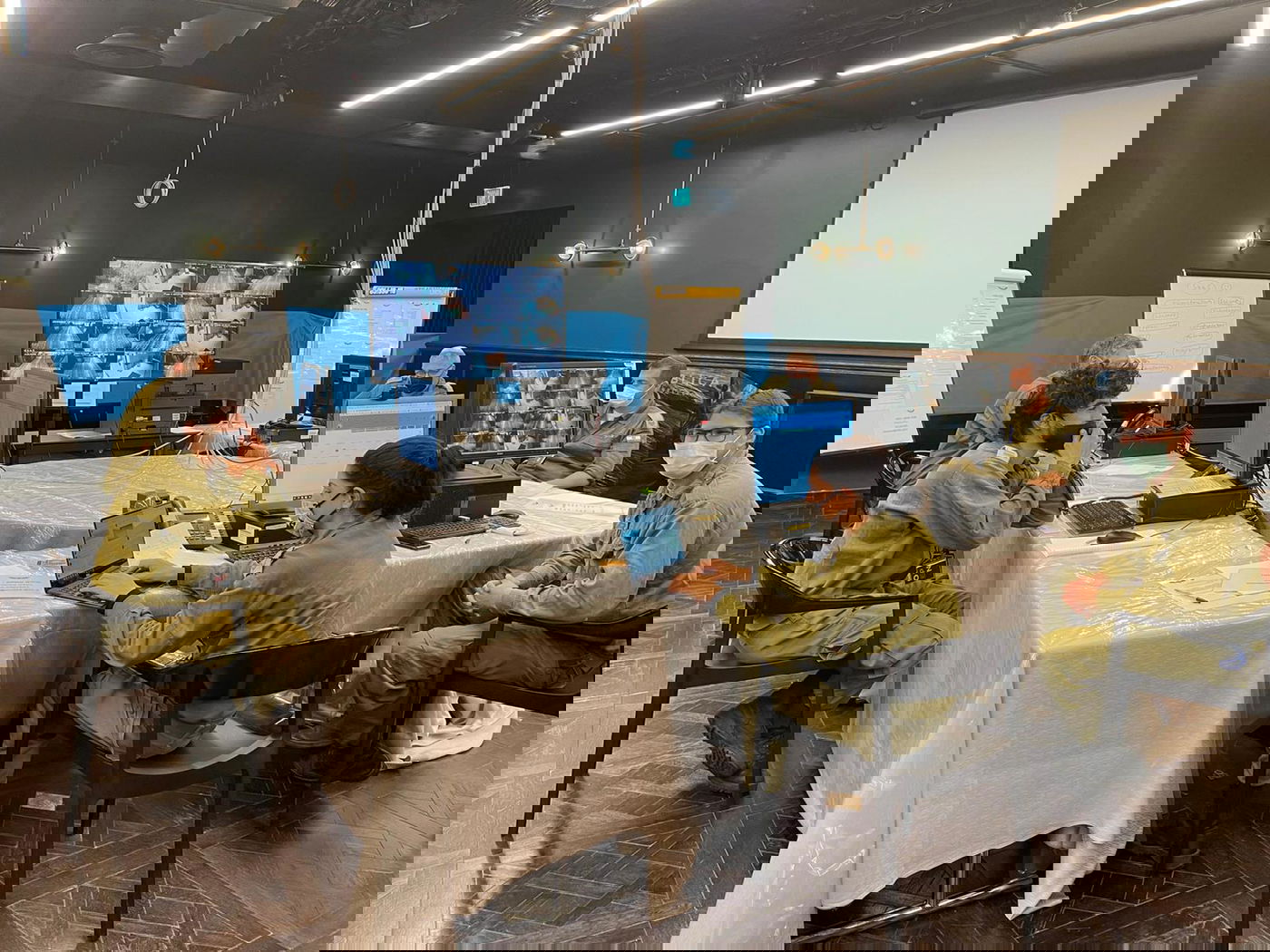 תיעוד מהמלונית: כמה בחורים פרצו למטבח ושתו אלכוהול