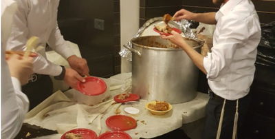 אילוסטרציה. בחורים במלונית
