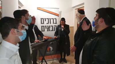 החתונה החליפית, בפתח ביתה של הכלה