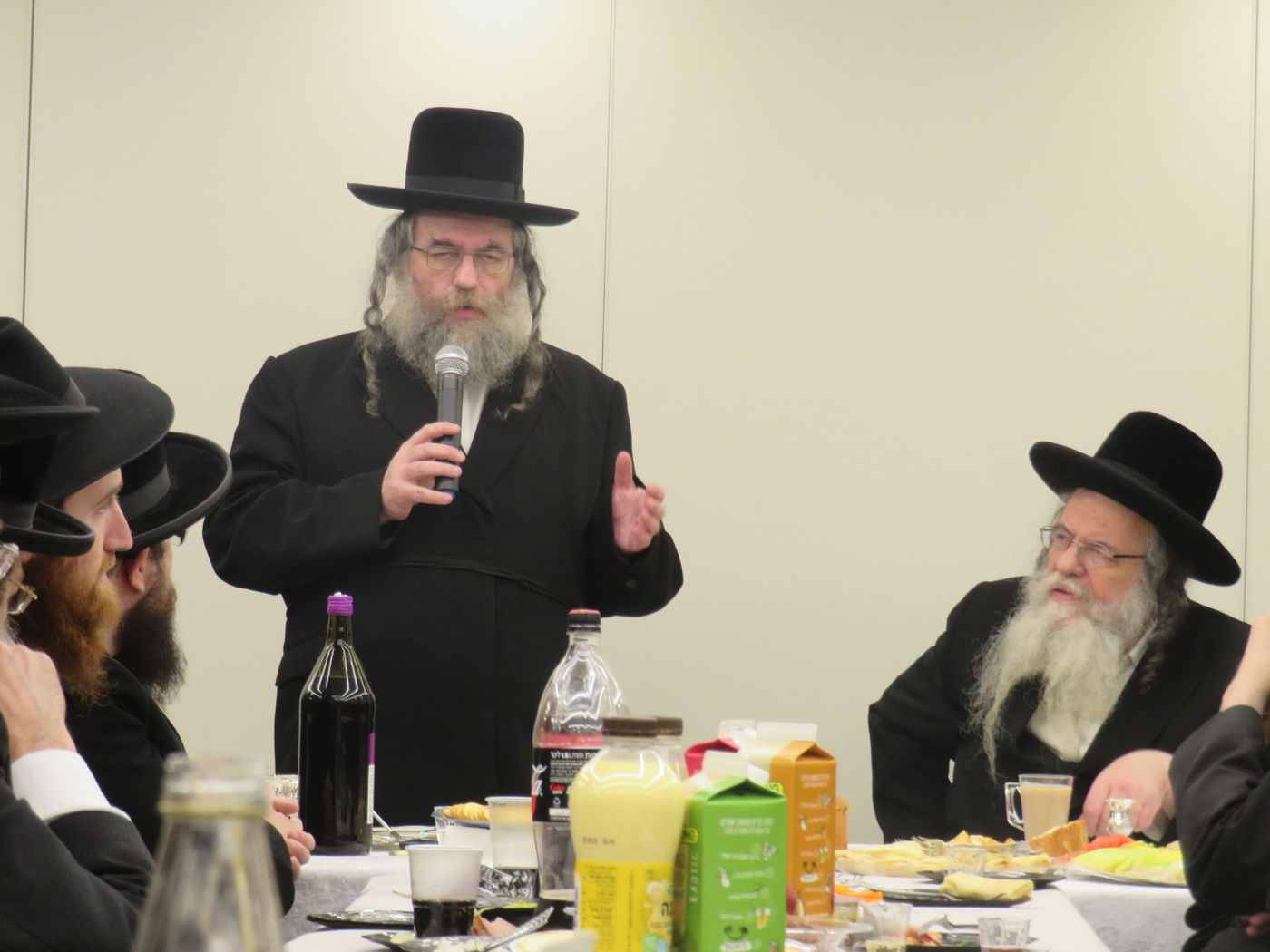 קביעת מזוזות לבית מדרשו של הגרד"ח אלתר