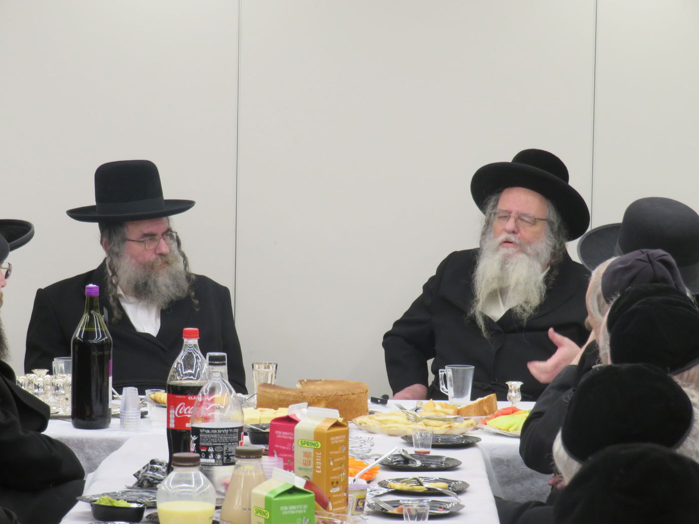 קביעת מזוזות לבית מדרשו של הגרד"ח אלתר