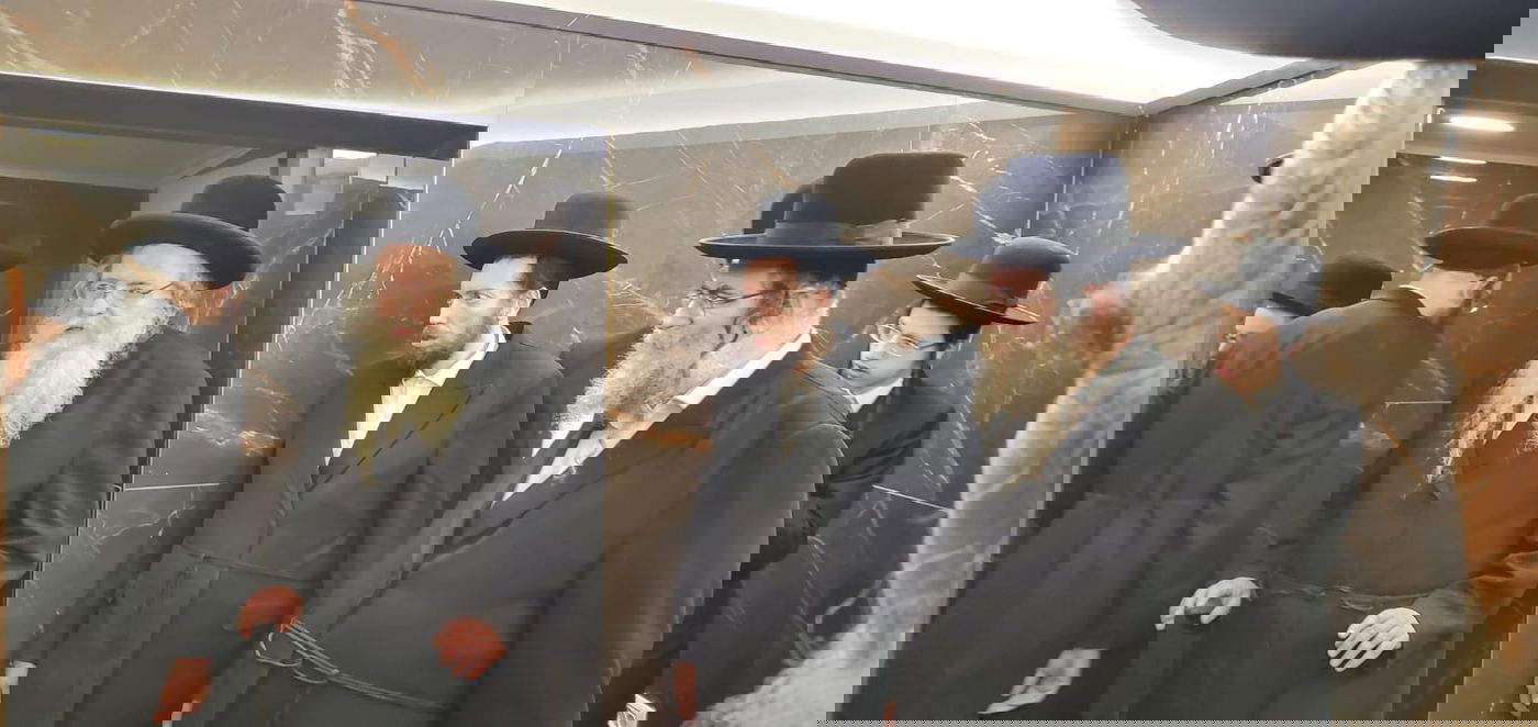 קביעת מזוזות לבית מדרשו של הגרד"ח אלתר