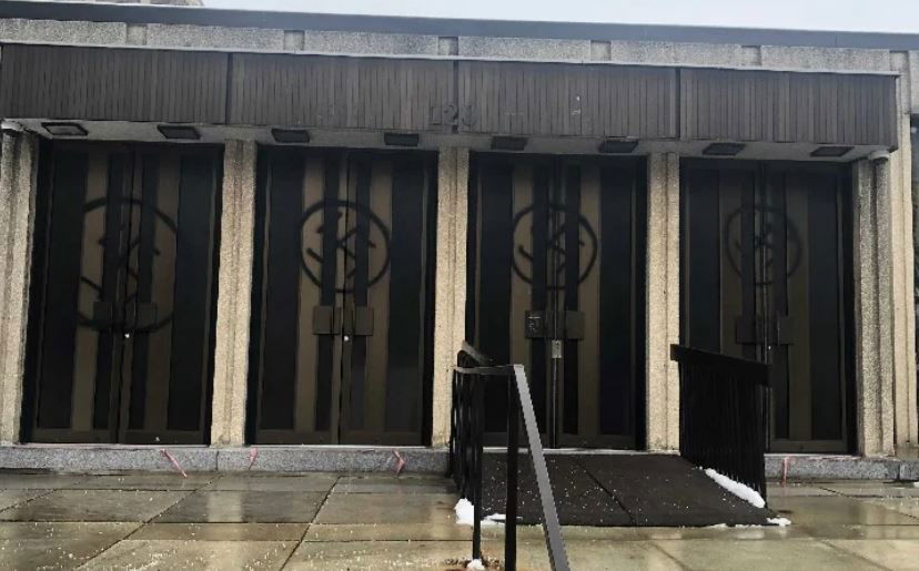 הצלבים על בית הכנסת