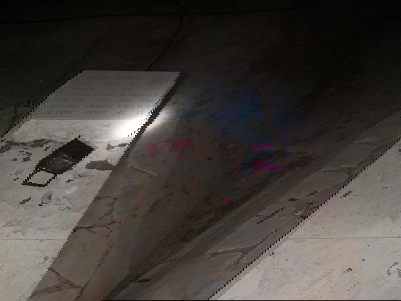 מזעזע: ניפצו מצבות יהודים והעלו לטיקטוק