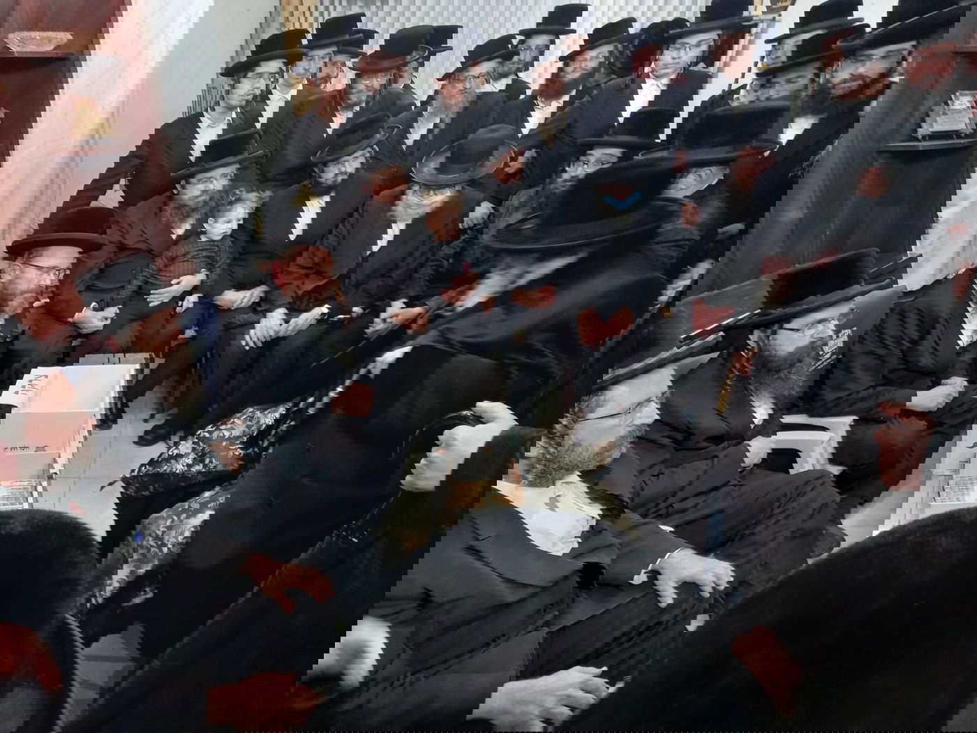 תיעוד: האדמו"ר מויז'ניץ ניחם את משפחת העסקן שנפטר