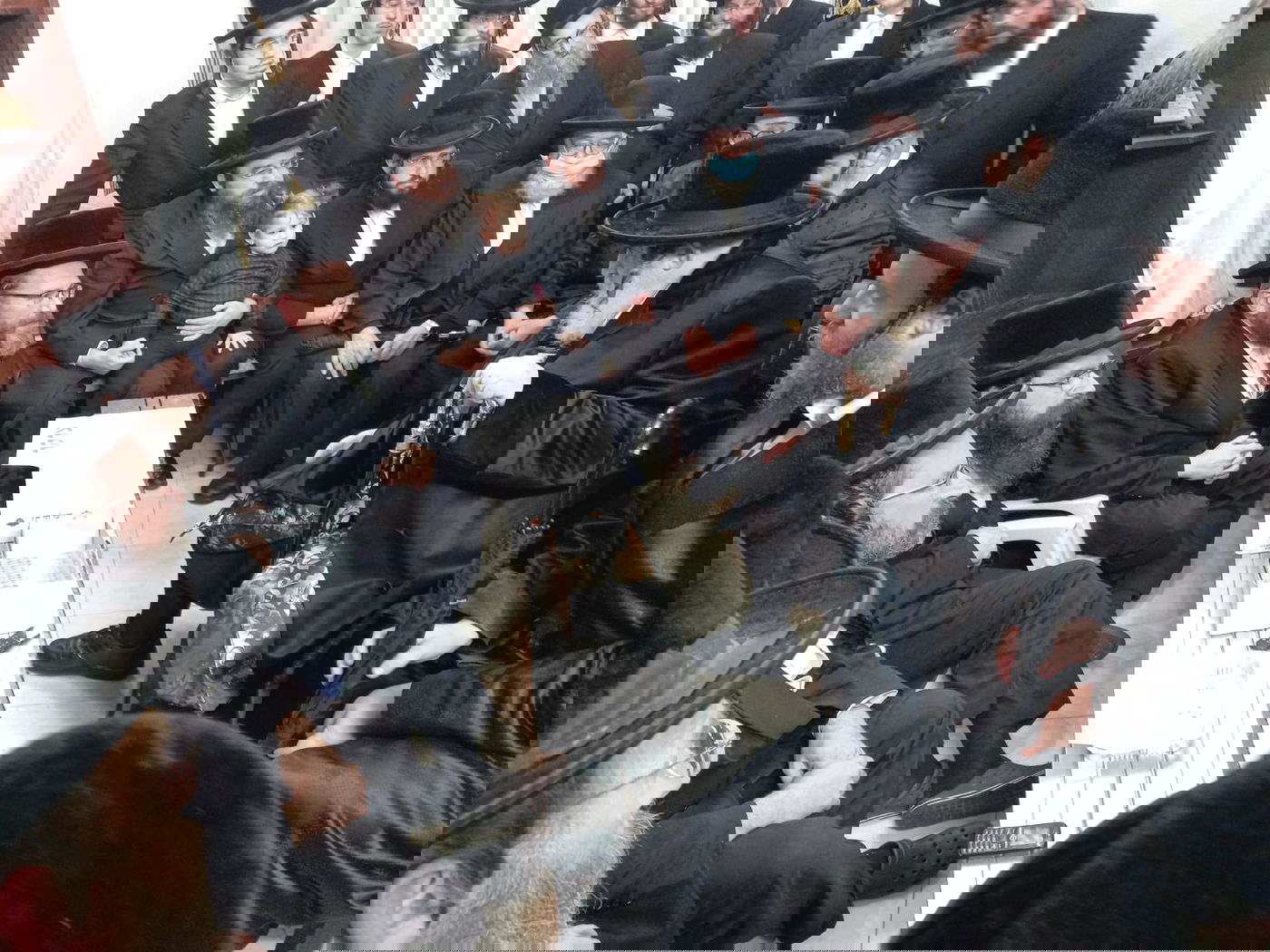 תיעוד: האדמו"ר מויז'ניץ ניחם את משפחת העסקן שנפטר