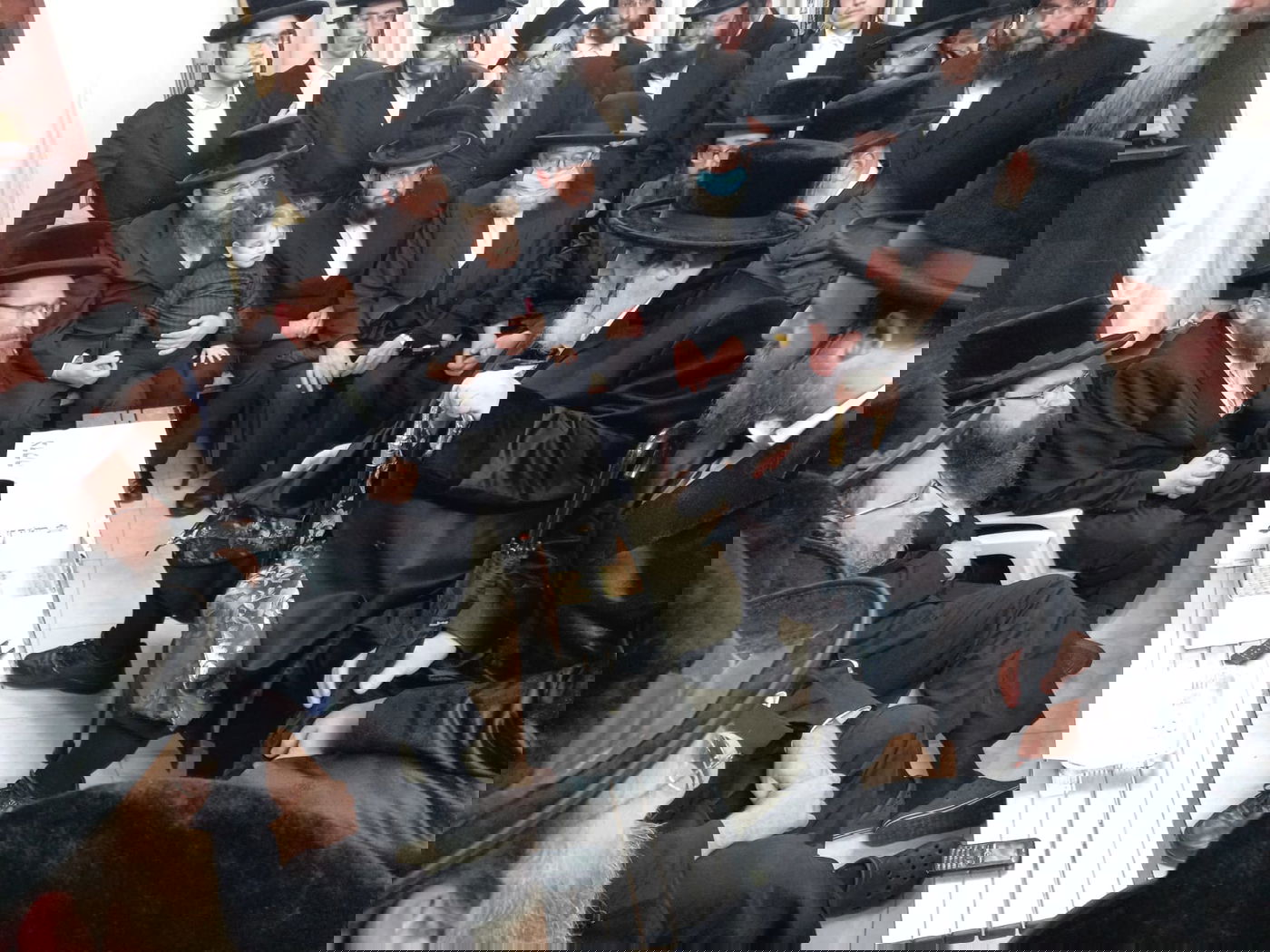 תיעוד: האדמו"ר מויז'ניץ ניחם את משפחת העסקן שנפטר