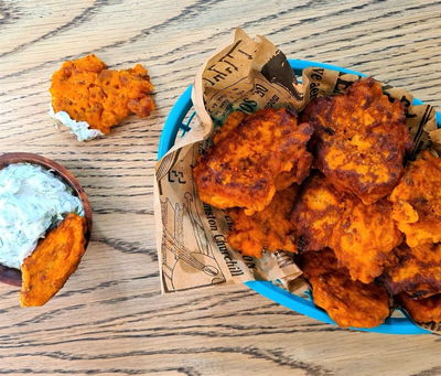 לביבות בטטה לצד מטבל שום-שמיר