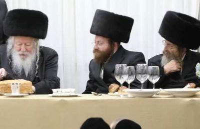 המנוח ז"ל, מימין, עם הרבי מגור