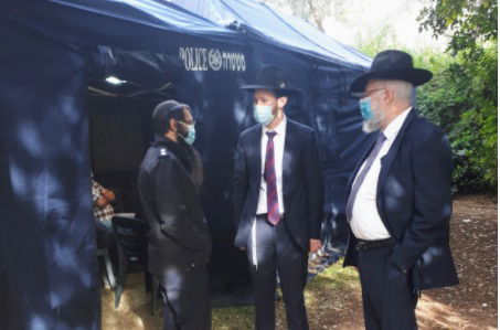 השליחים עם מכתב התנחומים