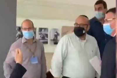 מימין: גדעון סער